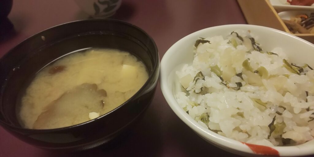 銀山荘　朝食「菜飯とみそ汁」